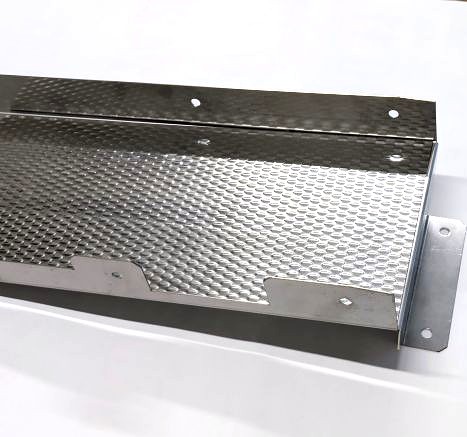 小物部品の排出をガイドする板金製シューター