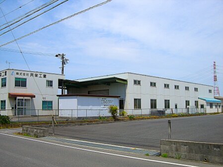 薄板試作・精密板金に取り組む工場内のスタッフの様子