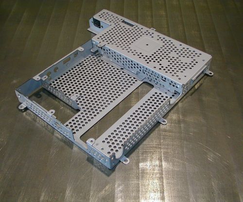 タップ加工機で薄板にねじ立てをしている様子