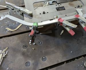板金部品にスリットや切欠きを追加した金属部品