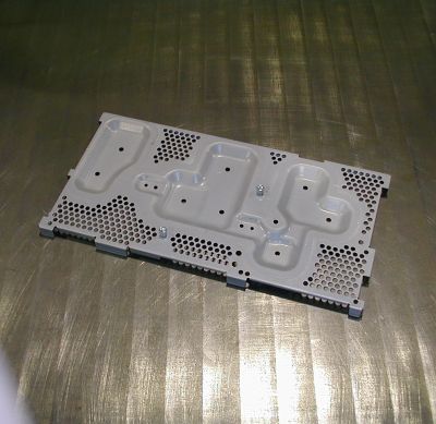 プレスブレーキで薄板を曲げ加工している様子